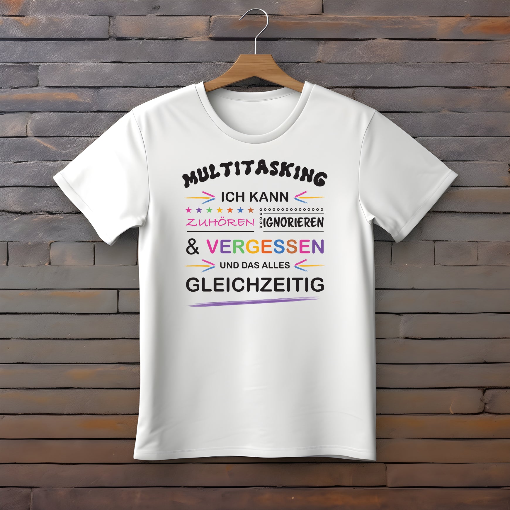 Bügelbilder weisses_Shirt_haengt_an_der_Wand-Multitasking