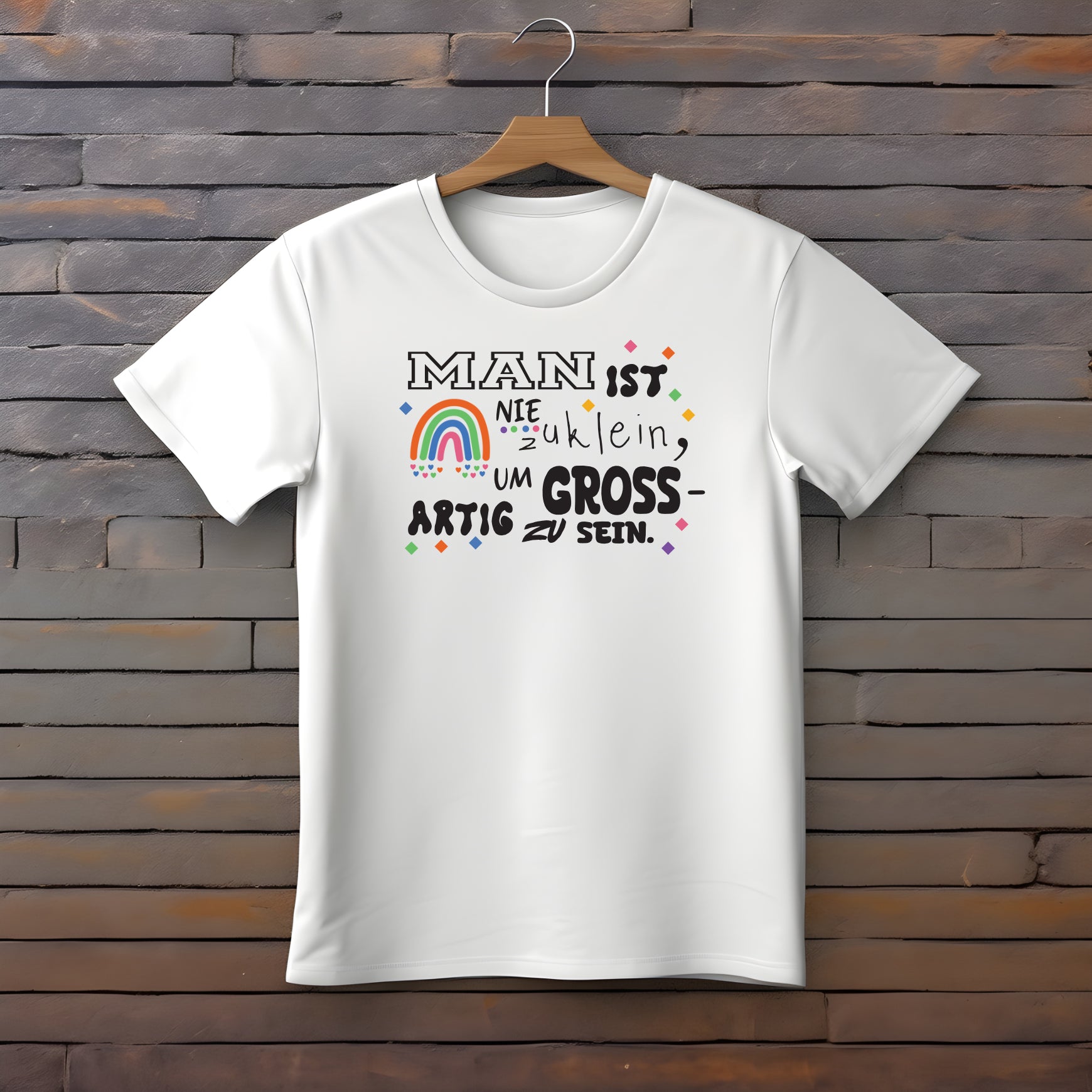 Bügelbilder weisses_Shirt_haengt_an_der_Wand-Nie_zu_klein