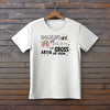 Bügelbilder weisses_Shirt_haengt_an_der_Wand-Nie_zu_klein